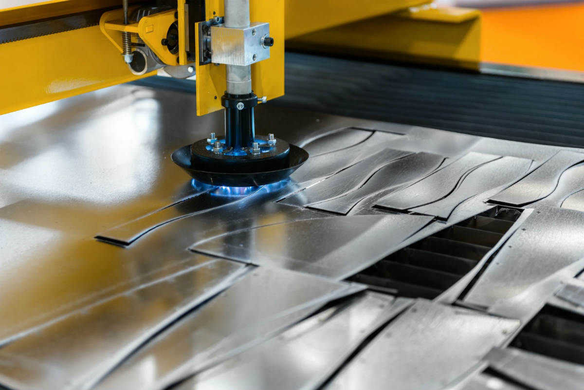 63429 - 100 A machine cutting metal sheet with a large blade.